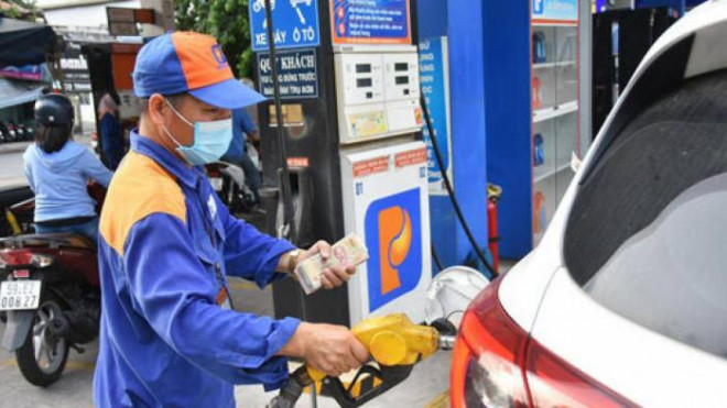 Giá dầu diesel ngày 5/9/2022 lần đầu vượt giá xăng RON95