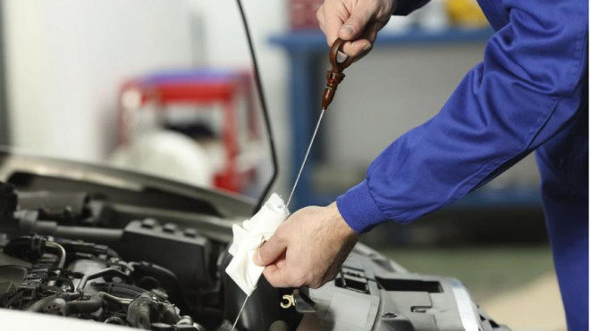 Bạn có thể kiểm tra mức dầu của mình để tránh những lần sửa chữa ô tô không cần thiết. Ảnh: Motorbiscuit.